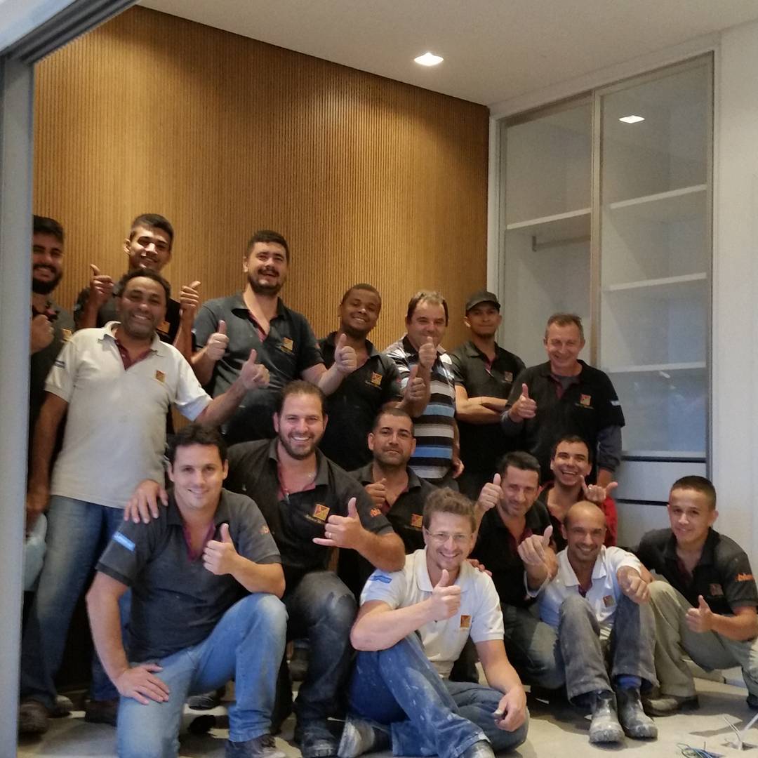 Equipe em operação na fábrica